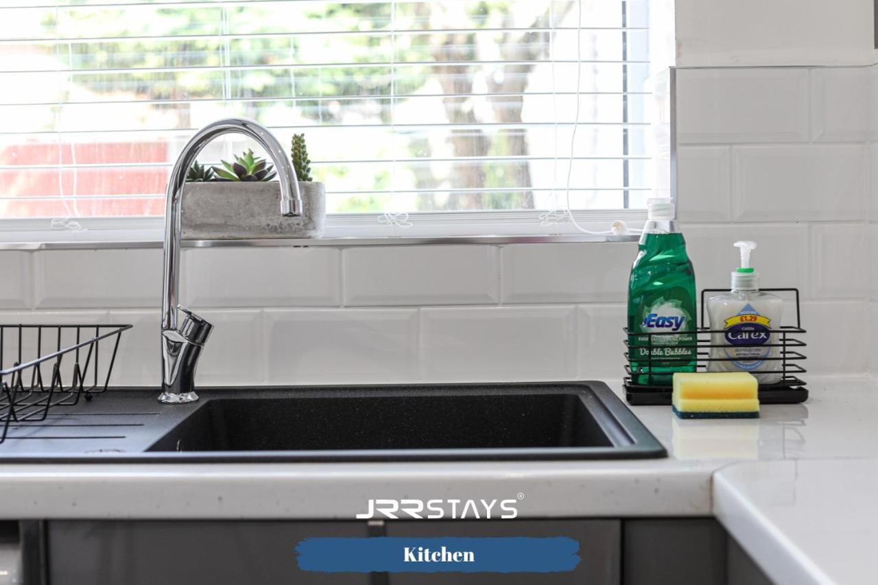 Wolverhampton - Amazing 3 Bedroom, Sleeps 6, Wi-Fi - Jrr Stays 외부 사진